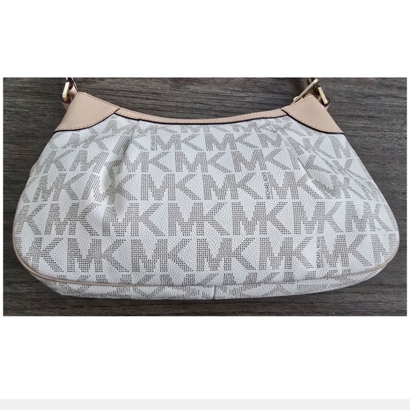 Michael Kors Cream Leather Shoulder Bag with Gold Hardware - Picture 7 of 16